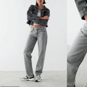 Lågmidjade jeans från Ginatricot  - Säljer mina gråa, lågmidjade jeans från ginatricot i storlek 38. Säljer endast på grund av att jag köpt fel storlek. Jag är 173cm och jeansen har en perfekt längd för mig. Hör av er vid intresse eller frågor! 😊 Frakt till kommer 📦