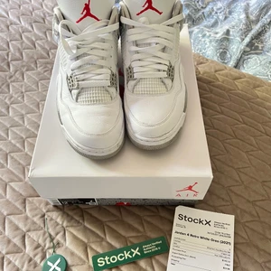 Air Jordan 4 Oreo  - Jordan 4 Oreo  US 12  Skick 9/10 använt fåtal gånger  Köpt från StockX  Kvitto och äkthetsintyg medföljer 