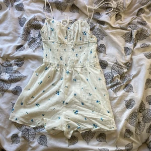 Blommig dress - Säljer denna på grund av att jag inte kan ha den längre, jättefin blommig dress. Priset när jag köpte den var 289kr och mitt pris är 150kr