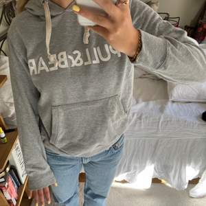 Grå hoodie i storlek S från Pull & Bear