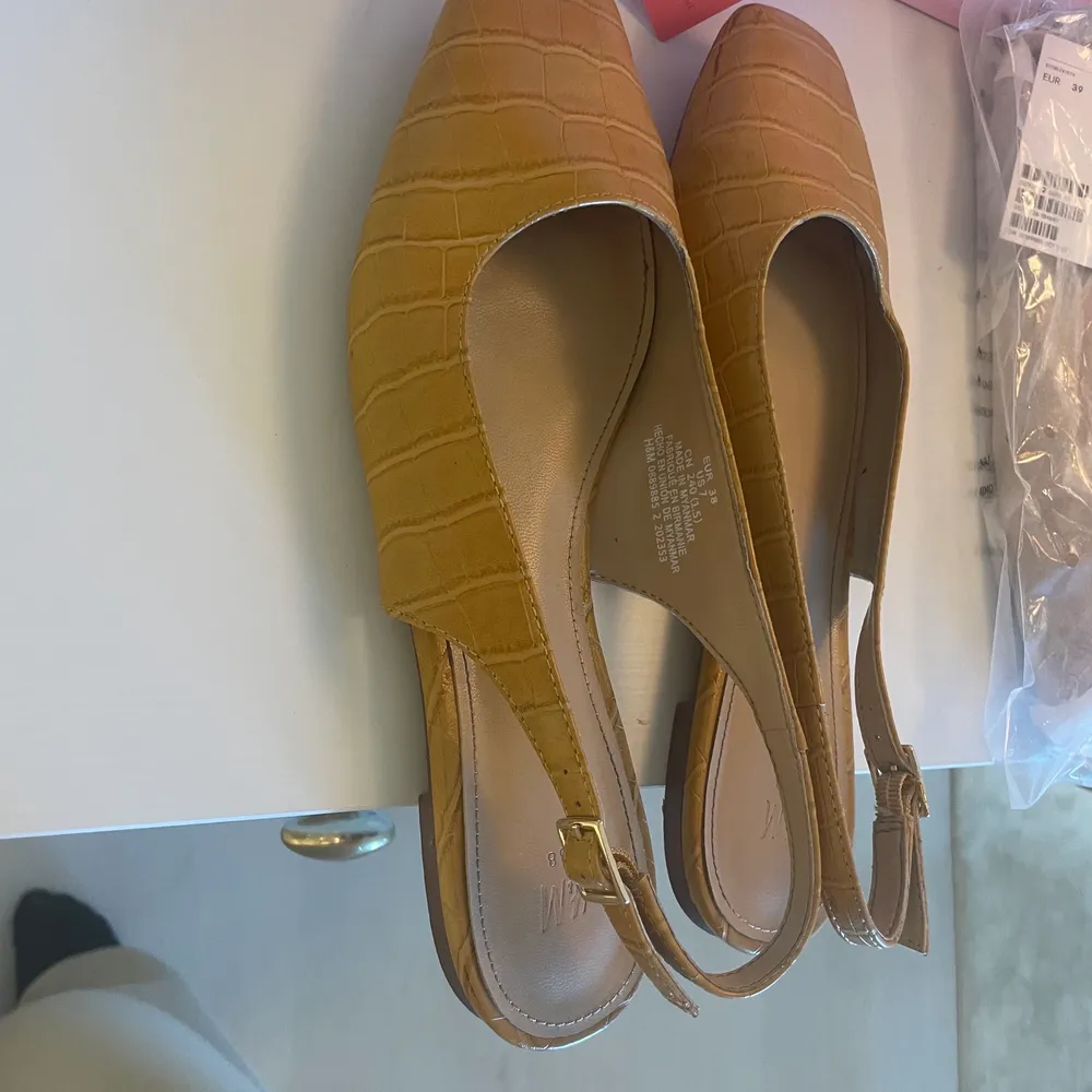 Säljer ett har helt oanvända ballerina skor, köpte två storlekar och glömde lämna tillbaka de andra💓. Skor.