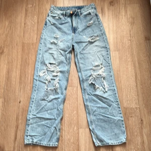 Loose straight jeans - Säljer dessa loose straight jeans då de inte riktigt är min stil längre. Köpta på h&m Köparen står för frakten.