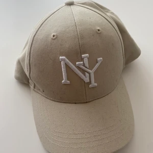 Keps  - Beige keps som är skit bra nu till sommarn, minns inte vart den är köpt och den är endast använd 1 gång💕