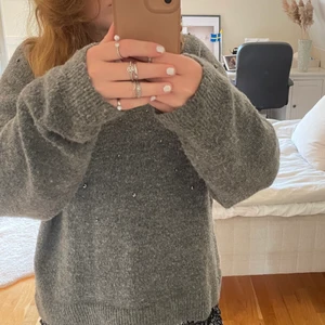 Grå stickad tröja  - Säljer min fina grå stickade tröja 🤍 den sticks inte och den är super mjuk🤍stolek M 