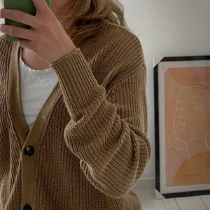 Stickad kofta🧸 - Ljusbrun/mörkbeige stickad kofta med knäppning🤍 Köpare står för frakt💖