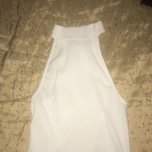 Topp - En tight topp från Bikbok, i strl xs. Knappt använd. Frakt tillkommer!