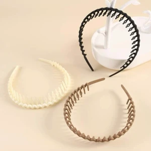 Trendiga diadem - Fina, oanvända trendiga diadem. Priset är för alla, annars kostar de 20kr styck. SVART SÅLD