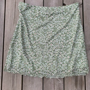 Kjol - En ljusgrön kjol med vita blommor på.🌸 midjemått: 74 cm. Höftmått: 96 cm. Längd:44,8 cm. Lite stretch🫶🏻. Inga tecken på användning✨ original pris= 69kr men säljer den för 20 + frakt(39kr)😍💗