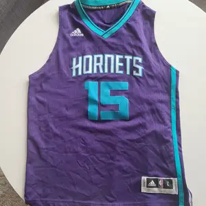 Basket linne Charlotte Hornets med 15 kemba walker. Köpt på dicks i usa. Liten i storleken