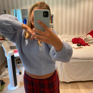 Tjocktröja - Jätte fin blå tjocktröja med lite guld i sig💙💙💙