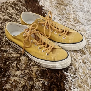 Converse Low Gula - Gula converse som jag säljer då jag aldrig använt dem.  Skicket är som nytt Har ingen originallåda