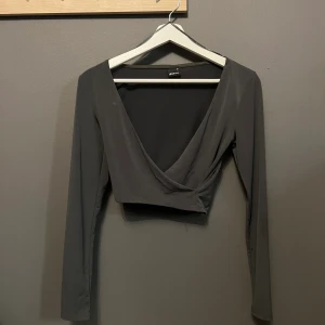 Croppad topp från Gina  - Olivgrön topp från Gina tricot i storlek xs. Endast använd ett fåtal gånger. 