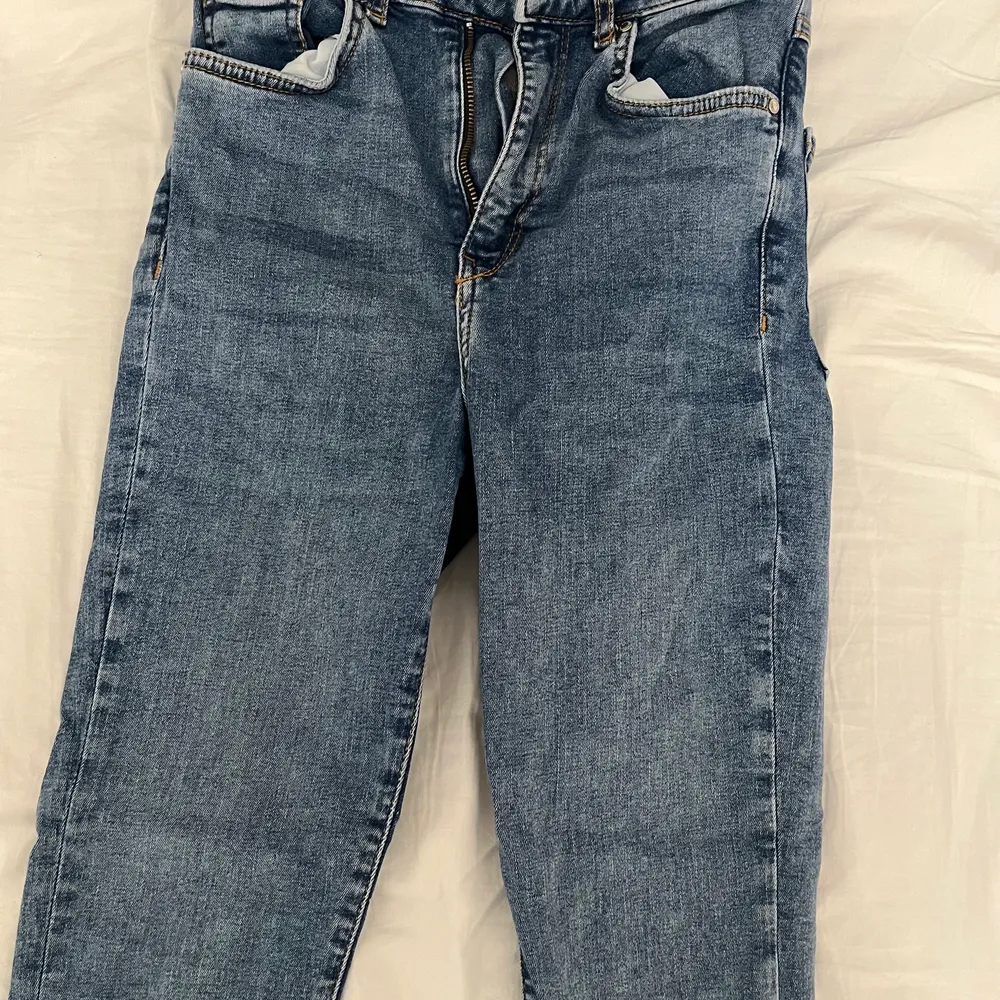 blåa perfect jeans från gina. inga defekter och sällan använda. ‼️ frakten är inte medräknad i priset. tror de är petite. Jeans & Byxor.