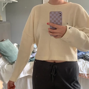 Tröja - Stickad tröja från Gina Tricot. Aldrig använd. Jätte mjuk och skön! Croppad. Lite vit beige