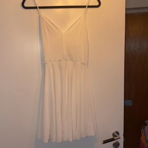 Vit klänning - Fin oanvänd vit klänning från Bikbok Fin korsad rygg Storlek xs men passar även s