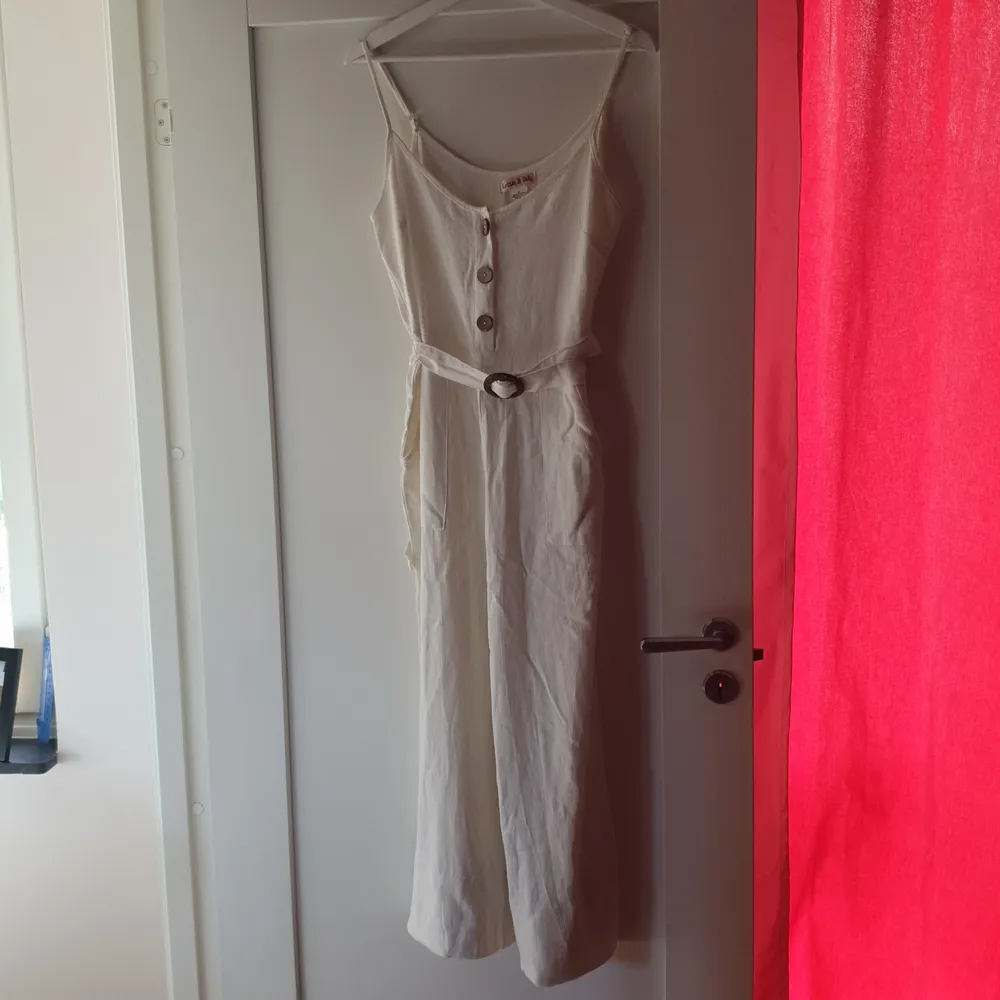 White breathable linen jumpsuit 155cm tall with pockets and a belt that you can easily take off. . Övrigt.