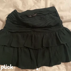 Grön Zara kjol - Säljer min zara kjol igen, loggade ut ur kontot med högsta bud 190kr :) Stl S passsar XS. Kjolen säljs inte längre!! Budgivning:) Är bortrest men kommer hem på lördag :) frakt tillkommer🖤 