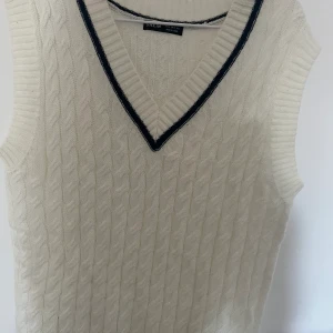 Stickad väst  - Finstickad väst som köptes för något år sedan men har inte använts alls. Köpare står för frakt 