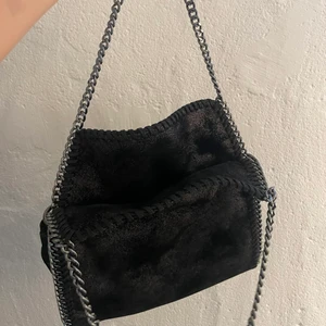 väska!! - såå fin väska, lite gråsvart i färgen typ, väldigt rymlig!