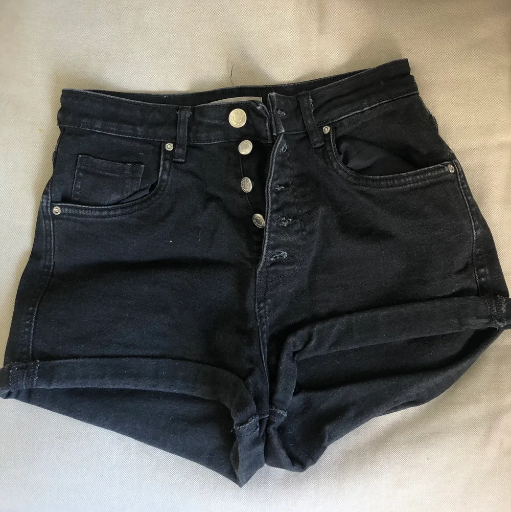 Svarta shorts från Zara i bra skick. Säljer pga lite för små för mig. XS.. Shorts.