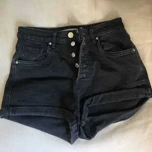 Svarta shorts från Zara i bra skick. Säljer pga lite för små för mig. XS.