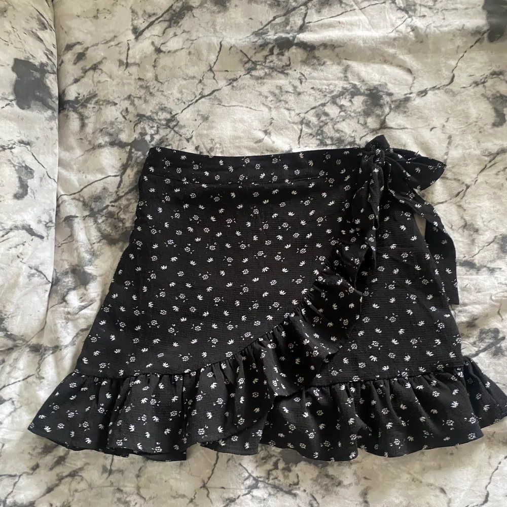 Denna kjolen är köpt ifrån New Yorkers, knappt använd. Den är i st S men passar även som XS. . Kjolar.