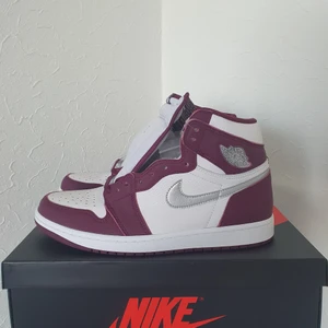 Nike Air Jordan 1 Bordeaux - Säljer Nike Air Jordan 1 "Bordeaux"  Storlek: US 10,5 | EU 44,5 | 👟  Skick 10/10 DS  Pris: 1999kr