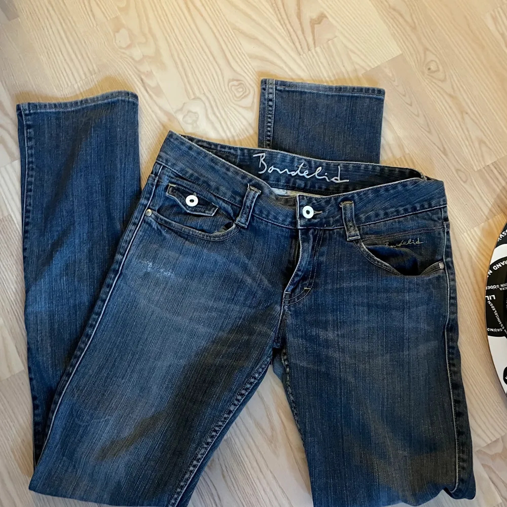 Supersöta jeans som jag ej använder! De är low waist och i superbra skick! . Jeans & Byxor.