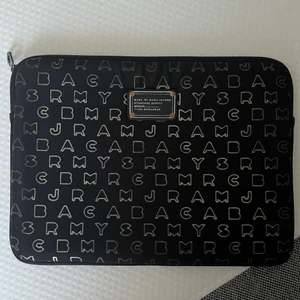 Marc Jacobs datorfodral 13” - Säljer detta datorfodral för 13” datorer Bokstäverna är slitna. Dragkedjan funkar utan problem! Fraktkostnad tillkommer 