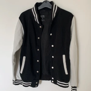 Bomberjacka  - Bomber jacka med gymnast tryck från prima salto. Storlek S men funkar även för mindre storlekar, som lite oversized köpte för länge sedan kommer inte ihåg hur mycket den kostade men gissar på 1000. Använd endast några få gånger och är hel o ren!