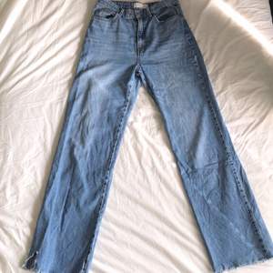 Blåa jeans från stradivarius tall💗Jag är 179 och de har krympt så använder inte längre då de inte passar mig mera. Har spruckit lite längst ner. Stl 38 men passar 36 också💞💕med snabb affär går pris att diskutera 