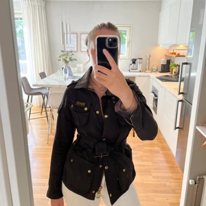 Barbour jacka - Barbour jacka i vaxad yta. Knappt använd då den är lite liten för mig.   Jackan är i fint skick. Priset kan diskuteras vid snabb affär men inga skambud.   Köparen står för frakten.  Storlek: 34 (kan även passa en 36)
