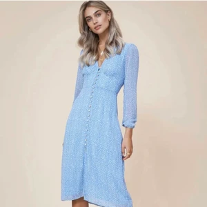 Adoore Klänning - Paris dress printed blue från Adoore. I nyskick, Nypris 1395💛💛  Stl M (38) men passar S/M Lånade bilder!!! Pris kan diskuteras💛