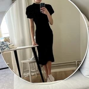 klänning - så fin klänning från nakd men öppen rygg och puffärm