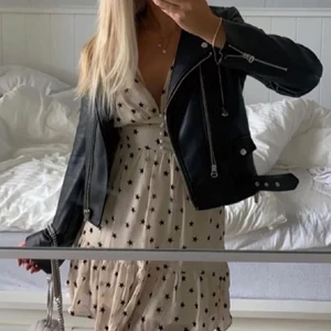 Loavies klänning - Första bilden är lånad av amanda karolak💓 Skitfin klänning med stjärnmönster, helt ny med prislapparna kvar🥰