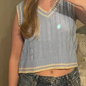 Blå och vit väst - En ribbad väst från shein. Jag har aldrig använt den så den är i nyskick 