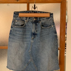 jeanskjol från bikbok - superfin! säljer pga flytt