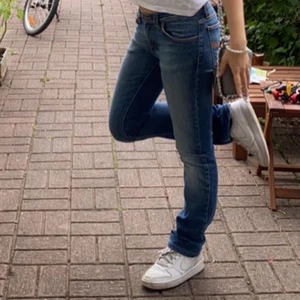 Nudie jeans  - Tänkte sälja dessa svin snygga nudie jeans nu💕 jeansen är lågmidjade och bootcut! jag ÄLSKAR dem men de är lite för korta för mig. Jag är 166 och min kompis på bilden är 161💕 Skriv till mig privat för fler bilder eller frågor. Köp direkt för 450kr. 