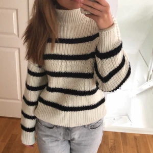 Stickad tröja - Jätteskön stickad tröja med hög hals från Hm! Fint skick, använd ett fåtal gånger🙌🏼💕 Köparen står för frakten