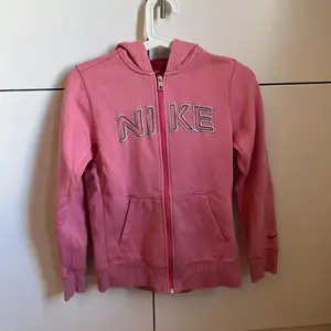 Cool zip hoodie från Nike som inte kommer till användning. Passar storlek XS. Frakt tillkommer