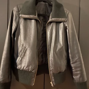 Läderjacka - Läderjacka som jag köpte på Sellpy, nyskick. 