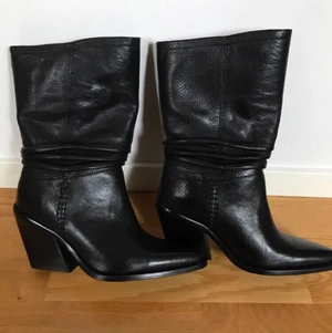 Bronx skinnboots  - Nyskick normal stl 37 . Aldrig använda, i kartong. Inköpta för 1199kr