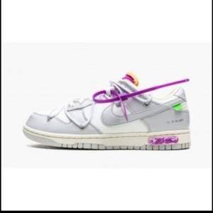 NIKE DUNK LOW - Offwhite lot 03/50 storlek 43. Köptes i våras från Hupestein för 7000kr. Använda ca 5 ggr men är i princip nyskick. Tagen är kvar, kvitto finns och originallåda. Säljer pga använder så sällan. Redan dragit ner priset så skambud undanbes. 