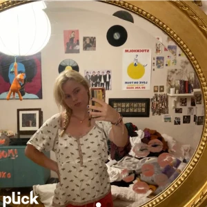 Topp - Ur söt topp. Aldrig använt. Fint material. Skriv privat för fler frågor/bilder. Köparen står för frakten!💕 ( lite osäker på om jag ska sälja får se hur mänga som e intresserade )