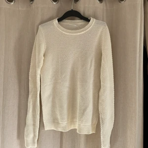 Stickad tröja  - Fin stickad tröja som är nästintill oanvänd🤍 