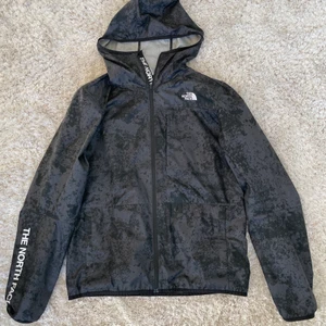 Vindjacka från the North Face  - Väldigt skön o snygg vindjacka från The North Face. Köpt för ett tag sen för 1250kr Storlek M!