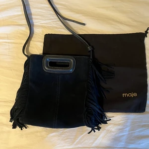 Maje Väska - Jättefin mörkblå väska från märket Maje. Väskan är i väldigt fint skick och den är i den mindre modellen. Ett långt band samt dustbag medföljer.