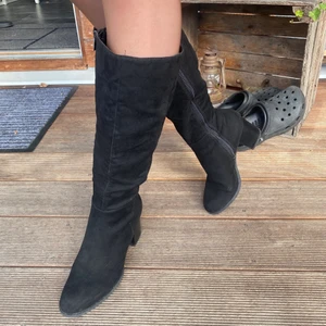 Stövlar med klack - Snygga svarta stövlar med klack, köpte de för 3 år sen. Storlek 37 men är lite små på mig som brukar ha storlek 39. De är mocka liknande material, de är ”mjuka” och går att pösa ihop men även ha de raka. Skriv privat för fler bilder eller frågor❤️