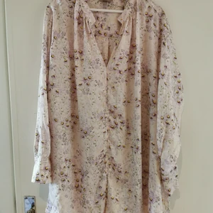 Blomning blus  - Blommig blus från hm plussize