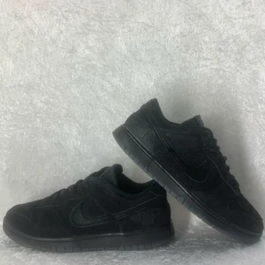 Nike dunks SP - Tjena, säljer ett par riktigt feta dunks för bästa priset. Ny pris på dessa skor kan ligga just nu upp mot 3-5 tusen kronor. Och skicket på dessa skor är 9-10 fraktar i hela Sverige. Och kan även mötas upp